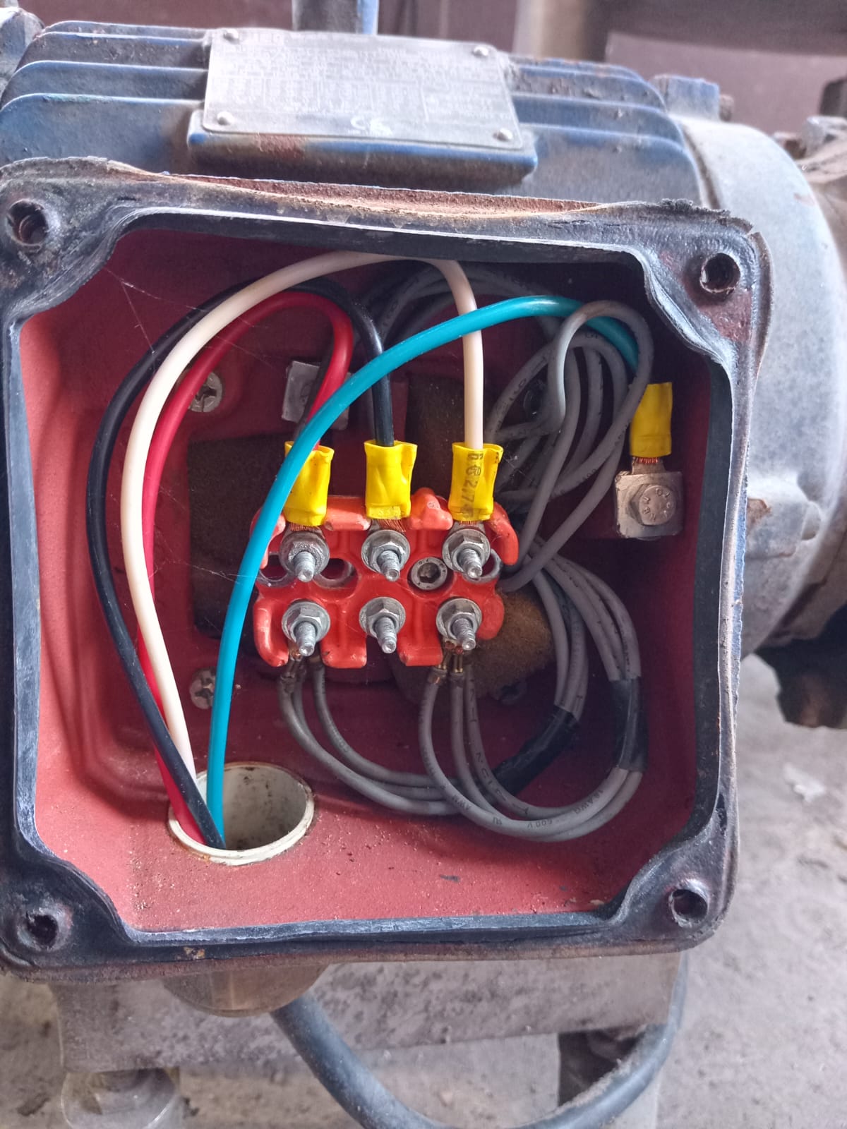 Teste de Isolação com Megômetro em Motor Elétrico